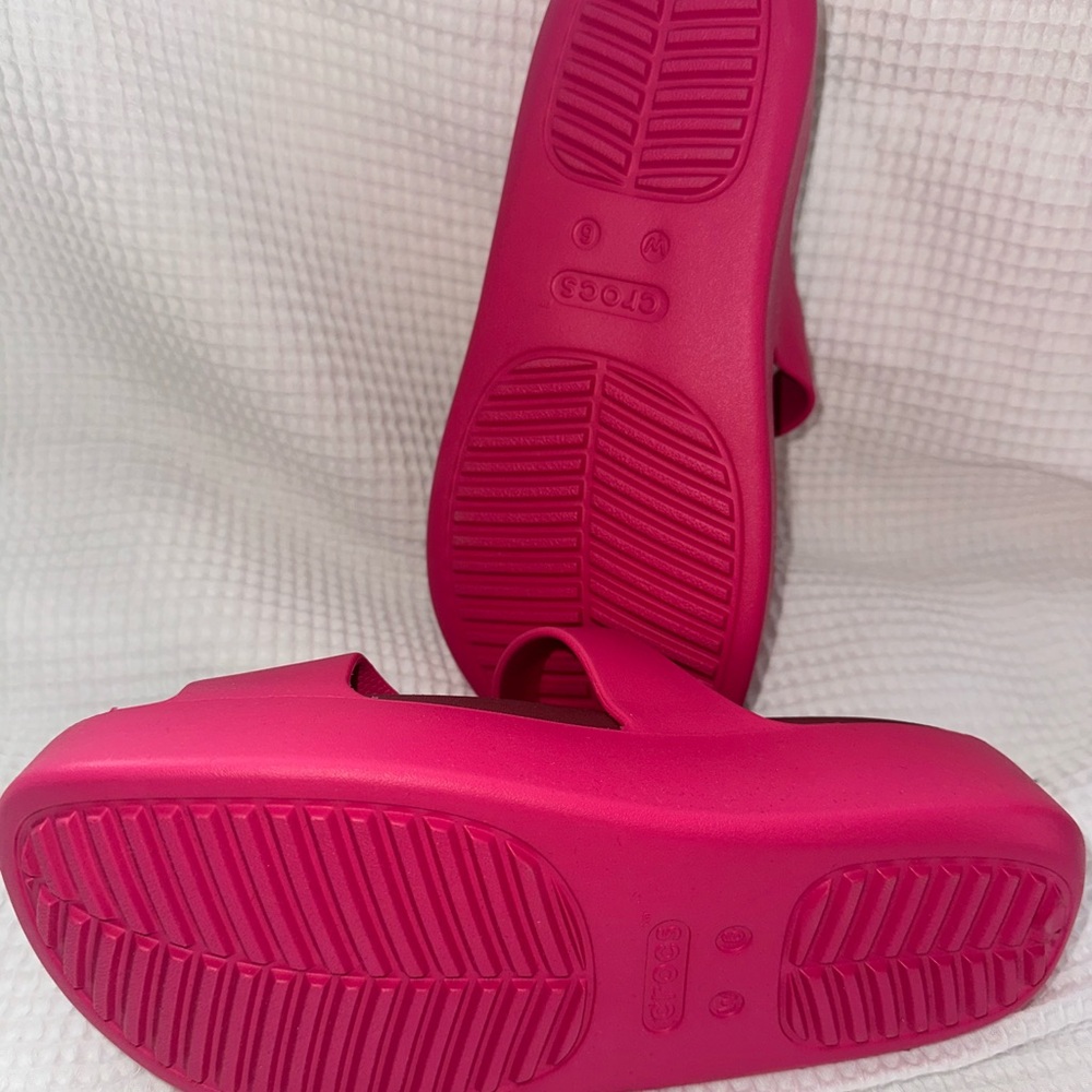 CROCS Women’s getaway platform toe loop in dragon fruit NWOT - Picture 2 of 4